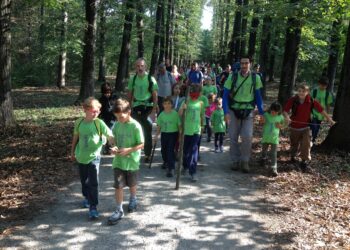 bambini-in-montagna-al-parco-del-monte-barro