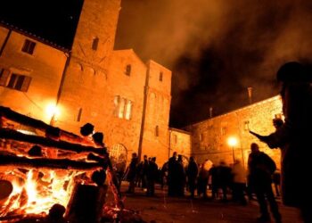 le-fiaccole-di-abbadia-san-salvatore-diventano-social