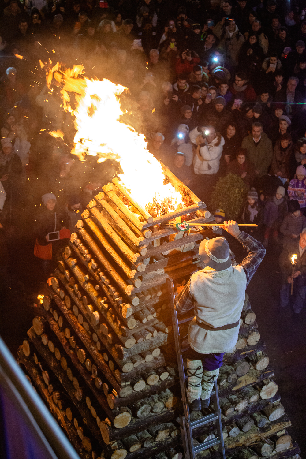 abbadia-san-salvatore-(si)-il-natale-e-fatto-di-fuoco