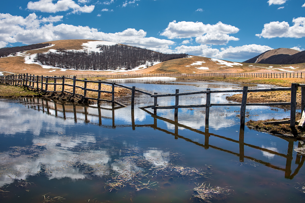 con-le-ciaspole-in-umbria-alla-scoperta-del-paesaggio-coperto-di-neve