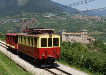 in-val-di-non-ed-in-val-di-sole-a-bordo-di-due-carrozze-del-1909