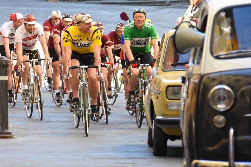 maglie-di-lana-biciclette-polvere-e-tanta-passione-ad-arezzo-si-corre-lardita