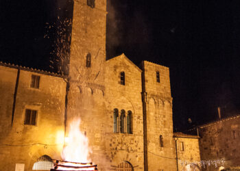 ad-abbadia-san-salvatore-le-fiaccole-accendono-il-natale