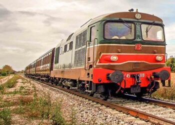un-viaggio-con-il-treno-storico-per-visitare-il-magico-paese-di-natale-di-govone