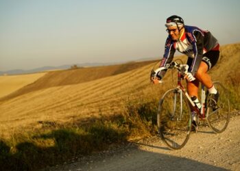 sport-musica-arte-e-enogastronomia-a-buonconvento-siena-si-alza-il-sipario-sul-festival-di-nova-eroica