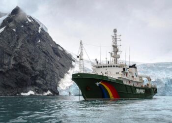 antartide-greenpeace-lancia-lallarme-pinguini