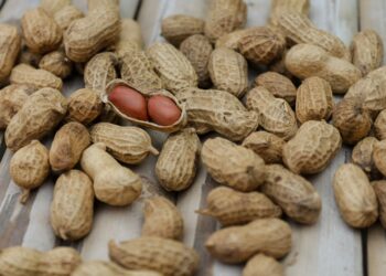 Commodity, arachidi su, pomodoro giù